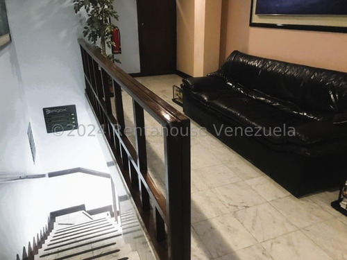 Casa Comercial Para Uso Médico Con Quirófano En Venta En Los Palos Grandes 25-20903 Cs