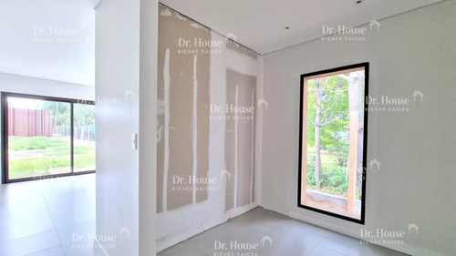 Casa En Barrio Privado En San Rafael, 3 Dormitorios, 1000 Metros Terreno, Calefacción