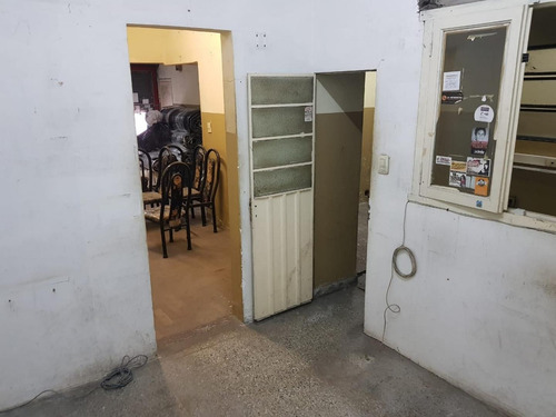 Imagen 6 de 12 de Local Comercial Con Vidriera, Persiana Metálica