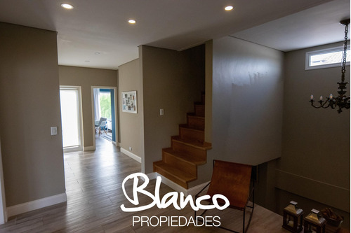 Casa En Venta En La Lomada, Pilar - Desarrollada En Tres Plantas!