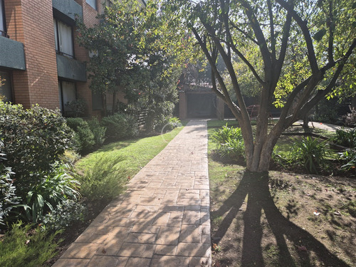Departamento En Venta De 2 Dorm. En Lo Barnechea. Central.