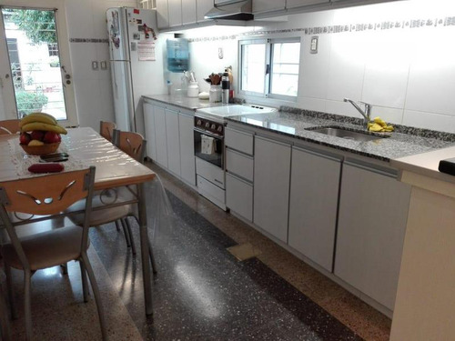 Casa 4 Ambientes Con Garage, Parque Y Quincho