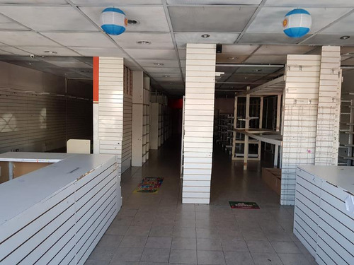 Local Comercial Próximo A Av. Mitre: Amplio Espacio Con Oficinas Y Depósito-en Alquiler.