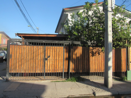 Cómoda Casa 3d Y 1b, Calle Socoroma, Metro Hospital El Pino.