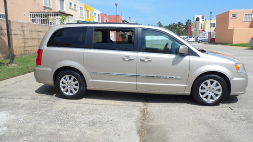 Imagen 4 de 15 de Chrysler Town & Country 3.6 Touring Mt