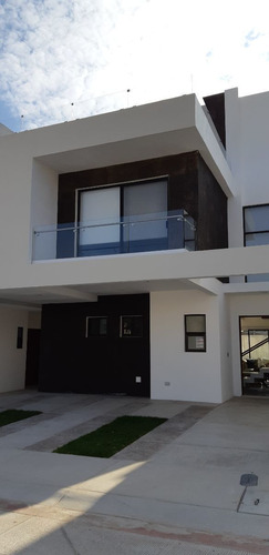 Preciosa Casa En Altos Juriquilla, 3 Recamaras, 5.5 Baños, R