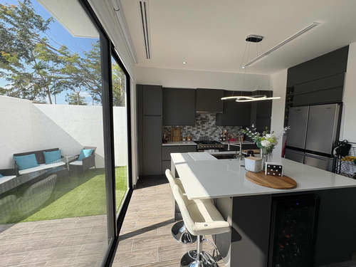 Casa Amueblada En Lausana Incluye Auto Tesla Model Y 2024