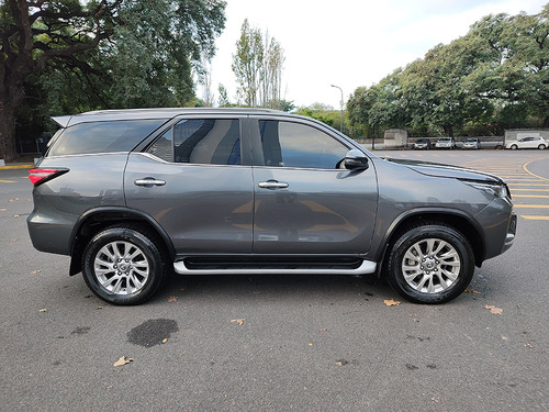 Imagen 8 de 20 de Toyota Hilux Sw4 2023 Srx 4x4 At 7 Asientos Abasto Motors
