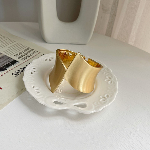 Wrong Mouth Sweep Gold - Modern Luxurious Curtain Tiebacks