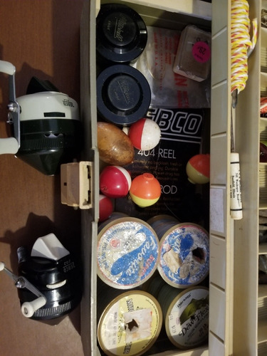Caja De Pesca Antigua Plano Con Señuelos Y 2 Carretes Zebco (Usado)