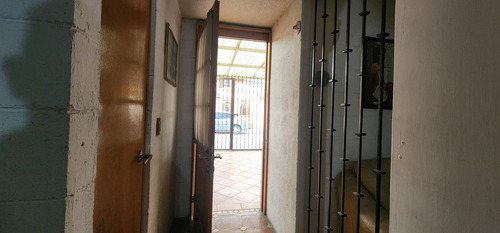 Casa De 3 Pisos Con Baño En Planta Baja Y Espacios Generosos En Villa Santin