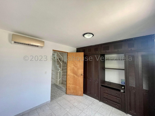 Rosa Rodríguez Vende Casa De Tres Niveles En Caminos De Tarabana, Cabudare 25-10851
