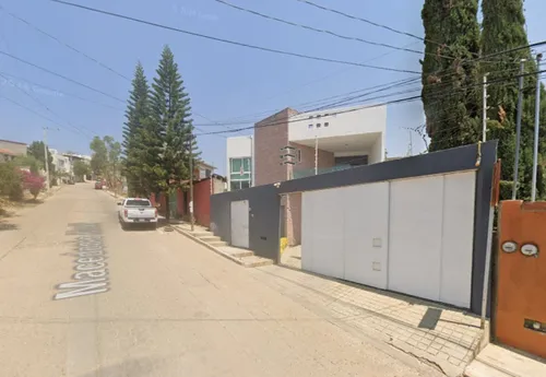 Propoedad De 2 Pisos Con Excelente Ubicacion Recien Remodelada