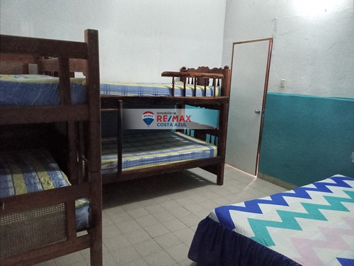 En Venta Casa Vacacional Ideal Para Posada A Una Cuadra Del Hotel Mario En Chichiriviche Con Todas Sus Comodidades.