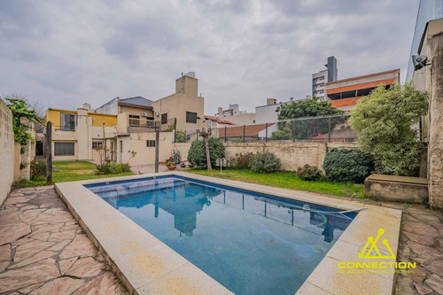 Casa 6 Ambientes En Venta. Banfield Con Pileta