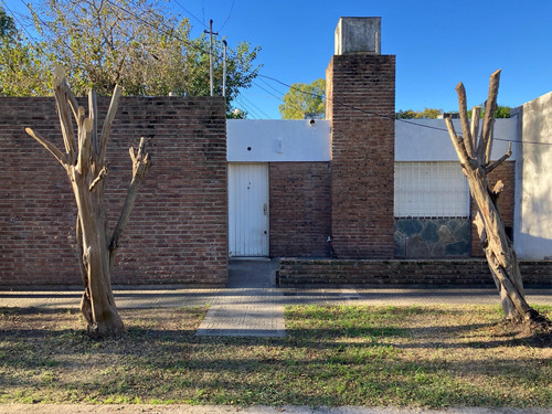 Vendo Casa Ph De Dos Dormitorios Con Placard, Baño, Cocina-comedor Amplio Y Patio. Cochera Cerrada. Propietario Directo. Apta Credito. Planos Actualizados