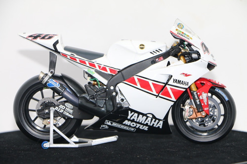 Valentino Rossi - Yamaha Yzr-m1  Motogp 2005 1/12 Minichamps