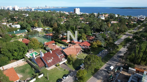 Casa A La Venta En Playa Mansa Punta Del Este, Gran Tamaño Ubicada En Zona Privilegiada.
