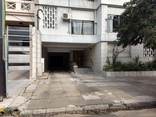 Cochera Techada En Venta En Edificio Lanus Oeste Planta Baja