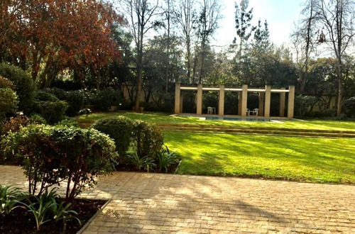 Increíble Y Amplio, Ubicado En Elegante Edificio En Vitacura