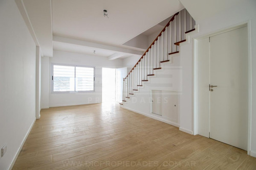 Imagen 12 de 30 de Triplex 5 Ambientes Con Jardin A Estrenar En Florida