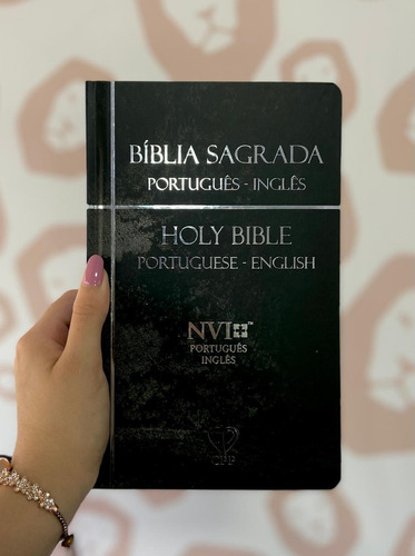 Bíblia Sagrada Nvi ( Nova Versão Internacional ) | Bilíngue | Inglês E Português- Lilás Feminina Letra Gigante Capa Dura, De Nvi., Vol. Único. Editorial Cpp, Capa Dura Em Português/inglês