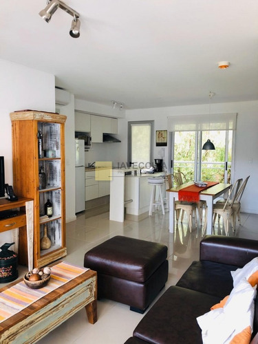 Imagen 4 de 13 de Venta De Apartamento De 2 Dormitorios En La Brava A Pasos Del Mar