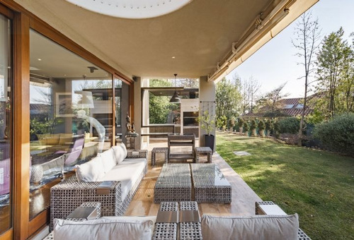 Casa En Venta De 5 Dorm. En Las Condes