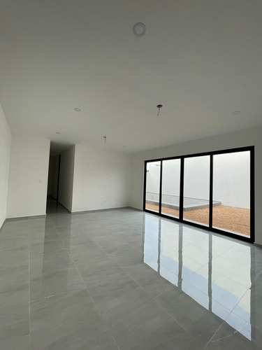 Casa En Venta En Dzityá Mérida, De Dos Plantas Con 4 Habitaciones Y Alberca