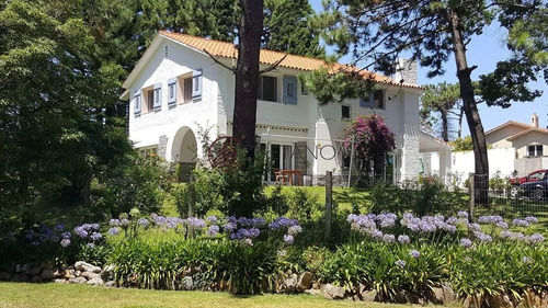 Excelente Casa De Dos Plantas -ref:2561