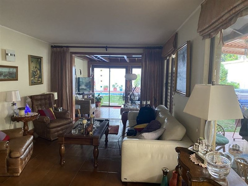 Casa En Venta De 4 Dorm. En Peñalolén