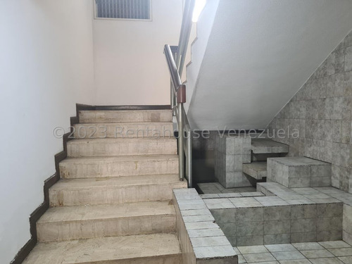 Pent House En Venta De 2 Niveles, Con Amplios Y Ventilados Espacios En San Bernardino, 25-4833