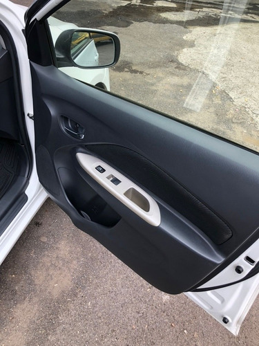 Imagen 13 de 15 de Toyota Yaris 2016 1.5 Premium Sedan At