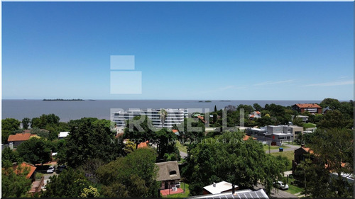 Excelente Y Solida Casa En 2 Plantas, Amplio Living Con Estufa A Leña, Comedor, Cocina, 3 Dormitorios, Oficina O Consultorio, Altillo, Garaje, Hermoso Fondo Con Piscina Y Barbacoa.