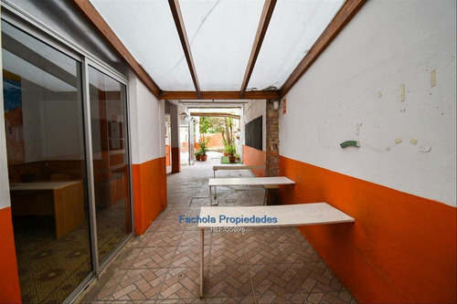 Vende O Alquila Local De 3 Niveles, 12 Habitaciones,