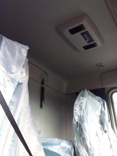 Imagem 4 de 10 de Volvo Vm 330 6x2 2021/2021 Prata