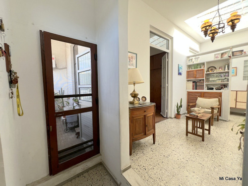 Venta De Muy Linda Casa Límite Unión Buceo, 2 Dormitorios, Garage, Porche, Al Frente, Planta Baja, Independiente, Sin Gastos Comunes