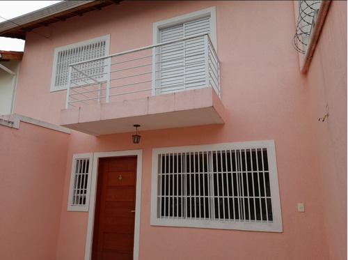 Casa Com 2 Quartos, 2 Banheiros,  2 Vagas De Garagem 