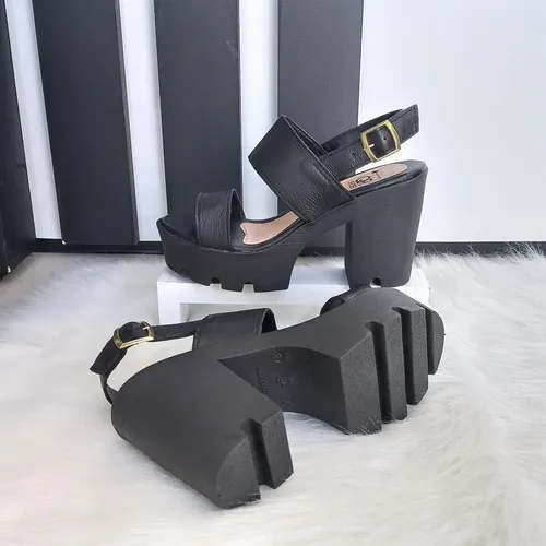 Sandalia feminina tratorada salto alto grosso plataforma hot sale