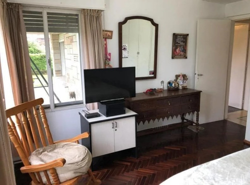 Sólido Chalet De 3 Dormitorios A 2 Cuadras De La Rambla