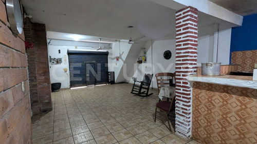 Local Comercial Con Casa Habitación En Venta, Col. Centro, Mazatlán, Sinaloa.