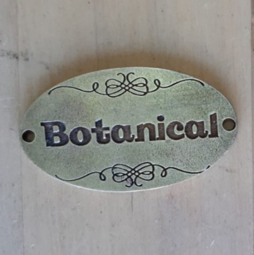 Imagen 1 de 1 de Camila Línea Metal - Chapa Botanical Oval - 6cm