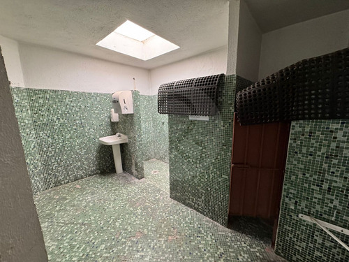Vista Del Valle: Edificio En Venta Con Alberca, Ideal Para Escuelas.