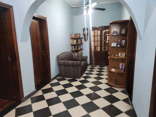 Casa Con Galpón Y Cochera De 5 Ambientes En Venta