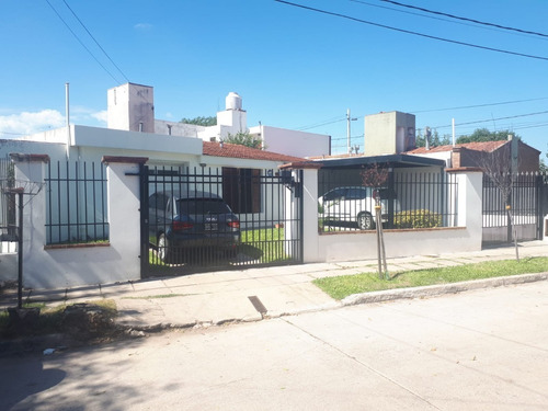 Casa En Barrio Cerveceros Excelente Propiedad . Se Permuta Por Depto Con Cochera 