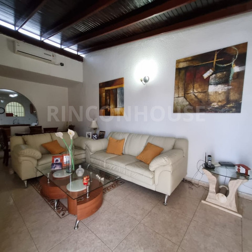 Casa En Venta En La Urb. La Blanquera, Palo Negro.