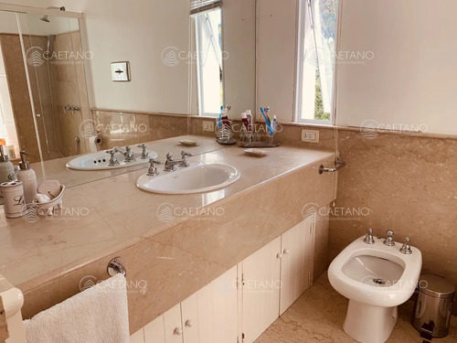 Vendo Hermosa Casa A Una Cuadra Del Mar, Rincón Del Indio.