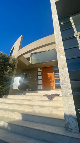 Casa En Venta De 5 Dorm. En Concón