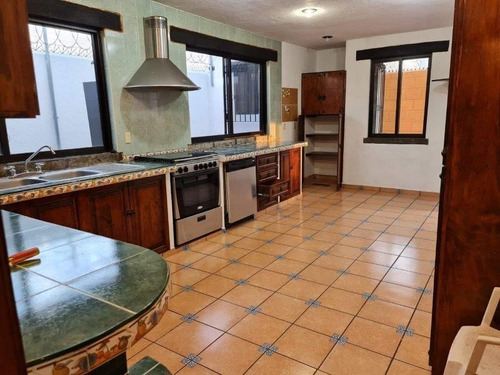 Se Vende Residencia En Misión Concá, Roof Garden, Cto Serv, 4 Recamaras, 4.5 Bañ