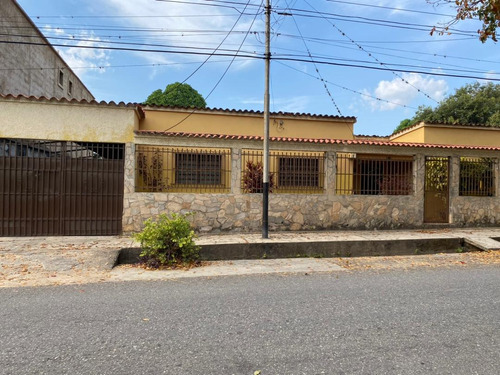 Global Vende Casa En Bejuma, Ubicada En La Av Bolivar. 